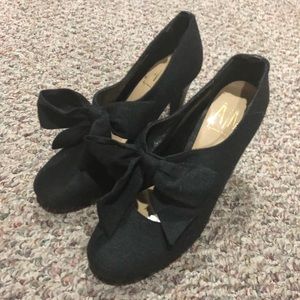 Grey bow heels